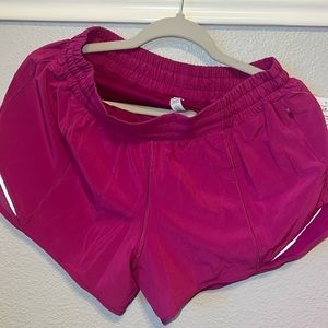 Lululemon Hotty Hot LR Short 4” lined